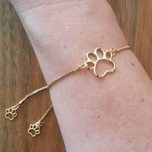 Pulseira regulável patinha vazada dourada - Flor de Prata